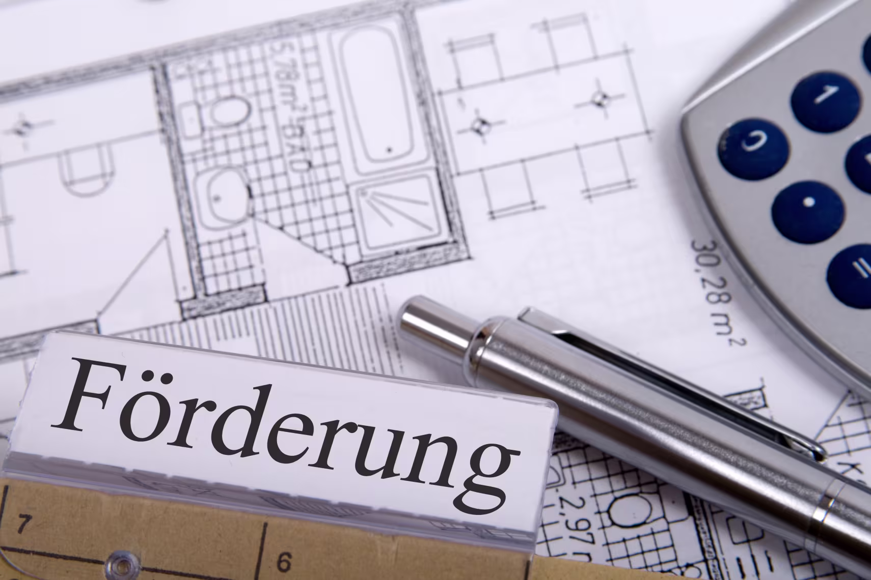 Förderungsantrag Nahaufnahme mit Stift und Taschenrechner - Moodbild.