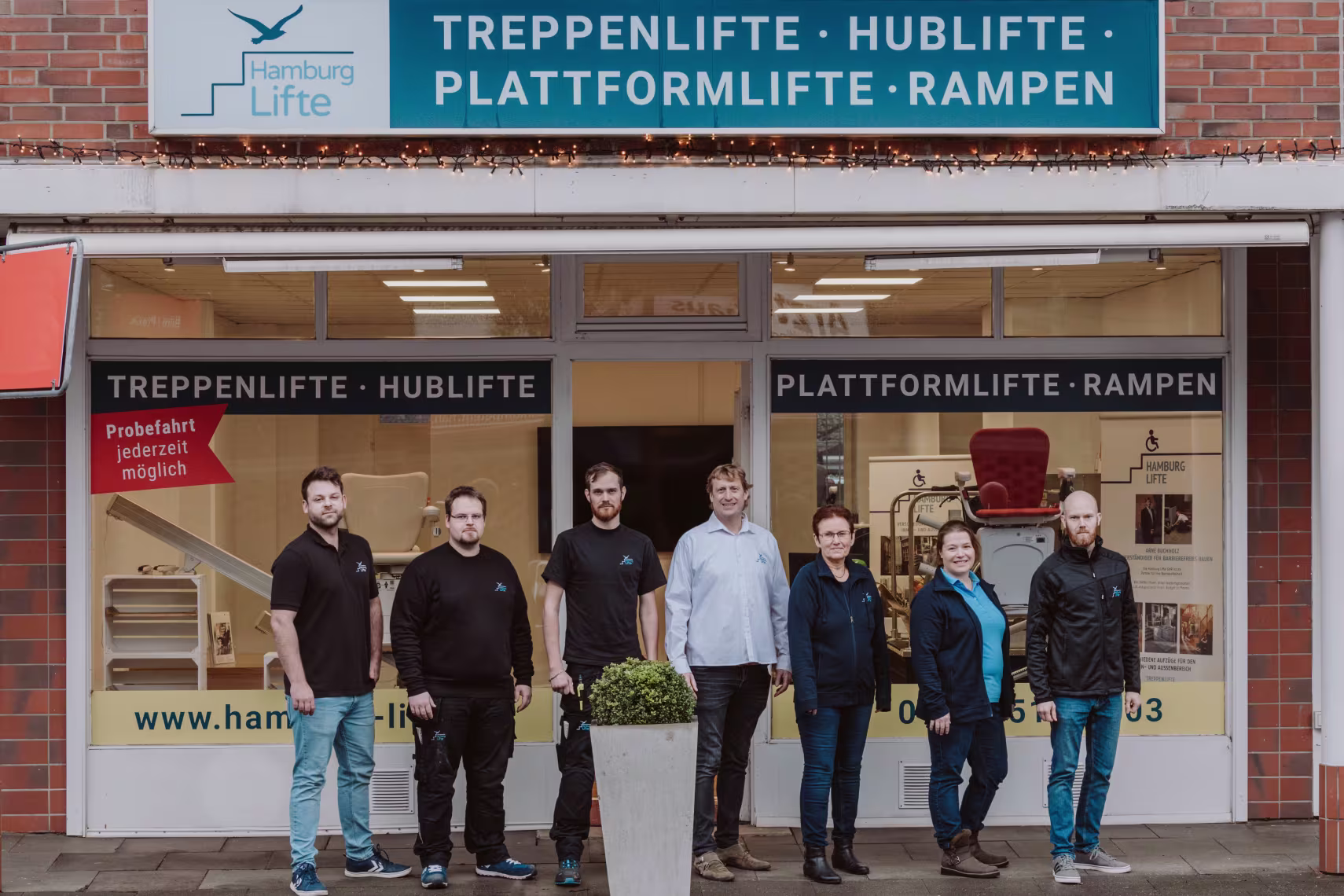 Team von Niedersachsen Lifte vor dem Ladengeschäft in Wellingsbüttel. Team von 7 Personen - 5 Männer und zwei Frauen
