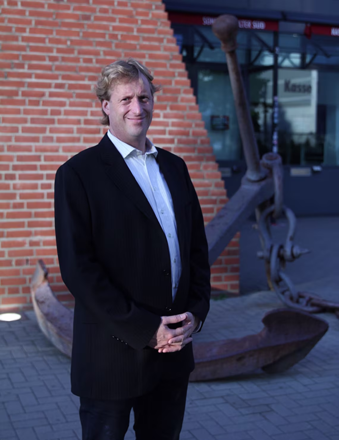 Portrait von Sachverständiger Arne Buchholz vor dem Stadion des FC St. Pauli