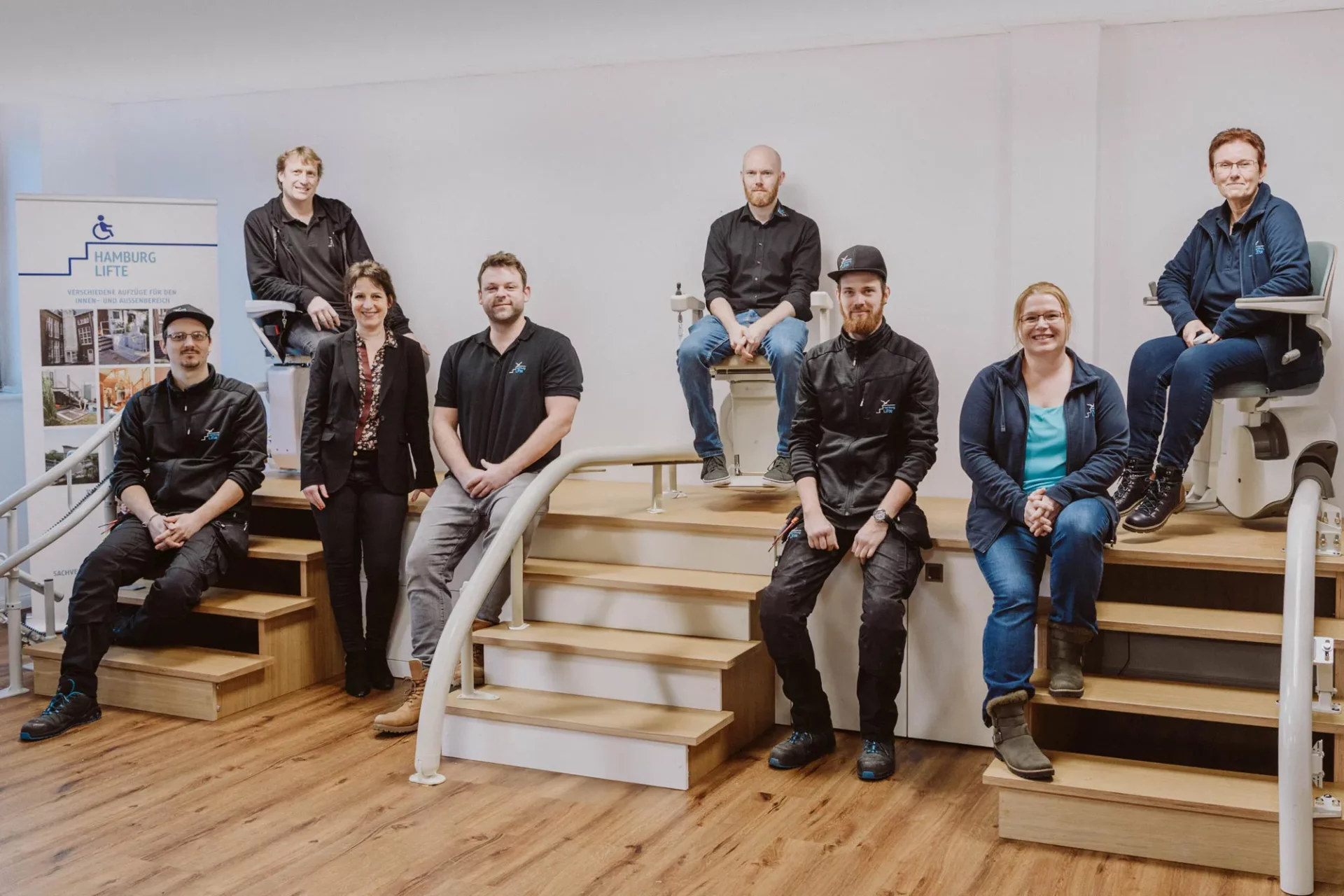 Das Team von Niedersachsen Lifte sitzt im Treppenlift-Showroom, auf der Probefahrten bei Niedersachsen Lifte möglich sind.