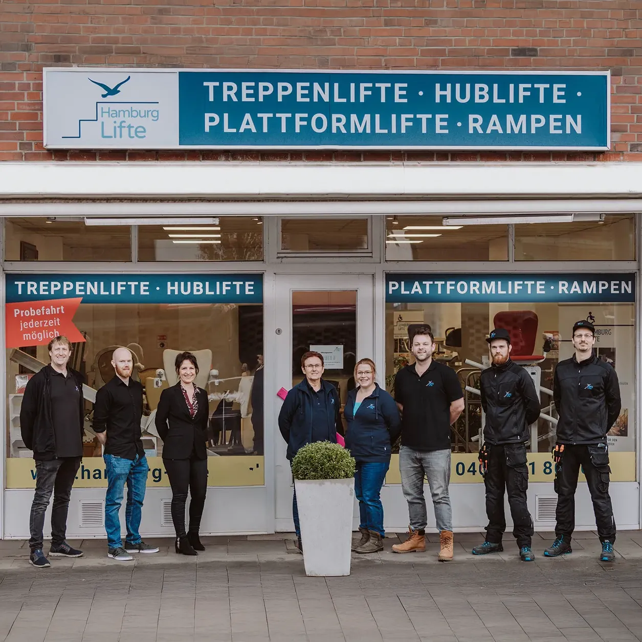 Das Team von Niedersachsen Lifte vor dem Ladengeschäft in Hamburg Wellingsbüttel.