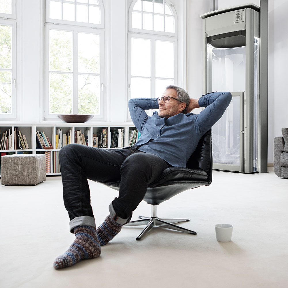 myHomelift2 in einem modernen Wohnzimmer – kompakter Homelift mit Platz für zwei Personen
