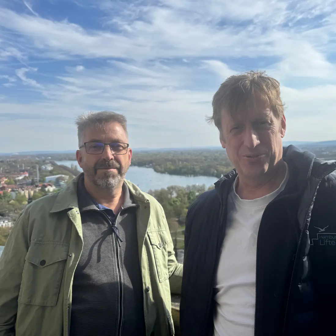 Experten für barriefreies Wohnen, Gerd Hardekopf und Arne Buchholz, vor der Skyline von Hannover